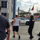 Junior Roldán Paredes lleva puesto un grillete en su pierna izquierda.