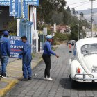Una mujer anuncia a viva voz los servicios que ofrece un taller.