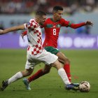 Mateo Kovačić (i) de Croacia disputa un balón con Azzedine Ounahi de Marruecos hoy, en un partido por el tercer lugar del Mundial de Fútbol Qatar 2022 entre Croacia y Marruecos en el estadio Internacional Jalifa en Rayán (Catar).