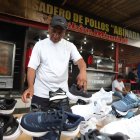 Don Elso Liberio le vende zapatos a buen precio. Ideales para ‘vacilar’ Navidad y Año Nuevo.