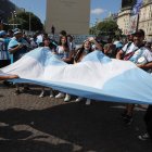 Hinchas argentinos animan con una bandera hoy, en los alrededores del Obelisco, antes de la final del Mundial de Fútbol Qatar 2022 entre Argentina y Francia, en Buenos Aires