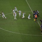 ugadores de Argentina celebran al ganar el Mundial de Fútbol Qatar 2022 hoy, tras la serie de penaltis ante Francia en el estadio de Lusail (Catar).