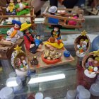 Las artesanas del mercado de Ambato los crean usando cáscaras y otros materiales.