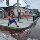 Moradores limpiaron este lunes el sitio en donde se produjo el ataque armado.