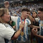 Julian Álvarez (c) de Argentina celebra con su familia el título Mundial.