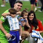 Emiliano Martínez celebrando con su familia en la cancha de Lusail en Catar.