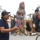 Los artesanos trabajan en algunos monigotes que todavía no están culminados.