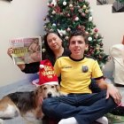 Jenny Morán con su sobrino ahijado Amir  Velásquez, a quien le compró un presente con el billete que se ganó. Con ellos su mascota, Muñeca.