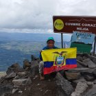 La pequeña Dayra durante uno de sus  primeros ascensos a la cumbre de una montaña.
