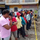 Moradores se acercaron para observar el levantamiento de indicios en la mañana del 19 de diciembre.