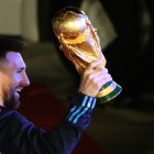 Lionel Messi de la selección argentina de fútbol saluda con el trofeo del Mundial de Fútbol Qatar 2022 a su llegada al Aeropuerto Internacional de Ezeiza.
