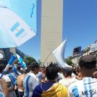 La bandera de Ecuador en el sector del Obelisco en el centro de Buenos Aires.