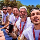 En el bus de Argentina: Otamendi, De María, Messi, De Paúl y Leandro Paredes.