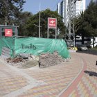 En la parada La Carolina todavía hay materiales de construcción arrumados.