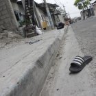 Una zapatilla, que pertenecería al joven, quedó tirada sobre la calzada.