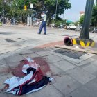 El casco de uno de los heridos quedó sobre el parterre de la vía.