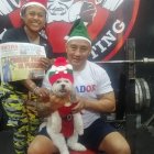 Jenny Gámez y Braulio Fernández, con el Diario ganador y la mascota del gimnasio.