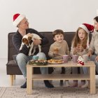 Si quieres incluirlo en la cena, dale alguna galleta o golosina preparada para él.