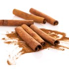 La infusión de canela sirve para aliviar la distensión abdominal, los gases y eructos.