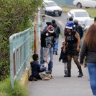 Elías, su amiga Belén y su  hija recorren el barrio El Recreo para entregar caramelos a los trabajadores y en situación de calle.