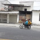 Uno de los crímenes, por el que murió una mujer, fue en el exterior de dos locales comerciales.