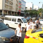 En las calles del centro de Guayaquil, por las compras navideñas, se forman atolladeros que complican la movilidad.