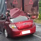 El carro liviano quedó por debajo del tráiler.