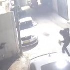 El criminal sacó una ametralladora improvisada e intentó abrir fuego contra los agentes, pero el arma se atascó y el atacante huyó del edificio.