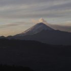 La columna de ceniza se desplazó con dirección al sur, señaló el Servicio Nacional de Gestión de Riesgos y Emergencias del Ecuador.