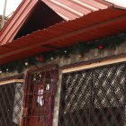 En el recorrido vimos solo un domicilio con adornos, los colocaron muy arriba, para que le cueste al ‘choro’ sacarlos.