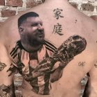Este tatuaje ha sido bautizado en las redes sociales como el 'Messi gordo'.