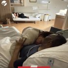 En la habitación de Pelé, un familiar reposa en el pecho del 
exjugador.