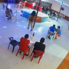 El hecho sucedió en un night club de Babahoyo y quedó registrado en cámara de establecimiento.