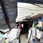 La familia Chicaiza aún no contabiliza el costo de los arreglos de su techo.