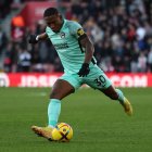 Pervis Estupiñán fue titular en el triunfo del Brighton, en el reinicio de la Premier League.