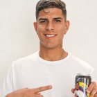 El zaguero ecuatoriano Piero Hincapié sacó una bebida carbonatada elaborada en el país.
