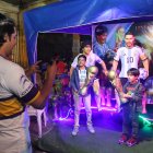 Estas "esculturas de papel", como las llama su creador Juan José Cruz, son exhibidas entre la 'marea' de monigotes.