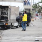 Los restos fueron metidos en fundas plásticas y embarcados en el carro de Medicina Legal.