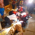 Personal de rescate y paramédicos en ambulancia asistieron durante la emergencia.