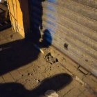 Al pie del local quedaron las huellas de la detonación.