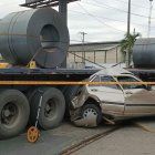 El auto quedó como acordeón. Terminó estrellado contra un muro de cemento.