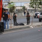 Los restos de la mujer fueron hallados en tres parterres de la vía Perimetral. Fueron cubiertos con una funda plástica negra.