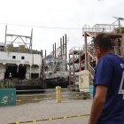 Desde el lado de Durán, ciudadanos observaron los daños que las barcazas causaron en las bases del puente basculante.
