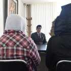 El abogado Alejandro Mancero habla con la víctima y su madre sobre la próxima diligencia judicial.