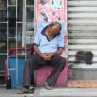 Lo más común en Guayaquil cada 1 de enero es ver escenas de veredas y portales usados como colchones o sillones.