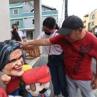 El año viejo del 'presi' es uno de los  más ofrecidos a lo largo de la calle 6 de Marzo, en el centro de Guayaquil.