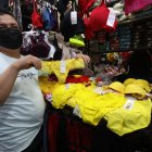 Gonzalo Parra tiene entre su mercadería amarilla tangas, cacheteros y ‘toldos’. Como para todos los gustos.