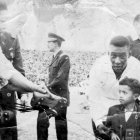 Manuel Cruz entregó a Pelé los pichurca, zapatos de fútbol que fabricaba. Lo hizo en la previa del juego ante Liga de Quito, en 1962.