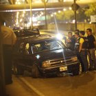 Las víctimas iban en esta Chevrolet Mini Blazer cuando fueron atacadas por sicarios. Los tres murieron dentro del carro. La Policía llegó al lugar.