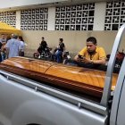 Allegados vieron salir a Carlos Alfredo Vergara hacia una discoteca y la mañana del 1 de enero les avisaron que estaba muerto.